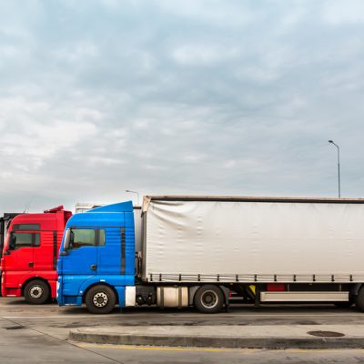 diversos modelos de caminhão em estacionamento representando a altura caminhão