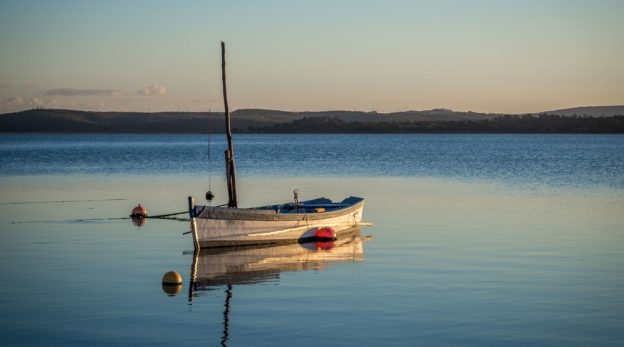 foto de barco de alumínio navegando