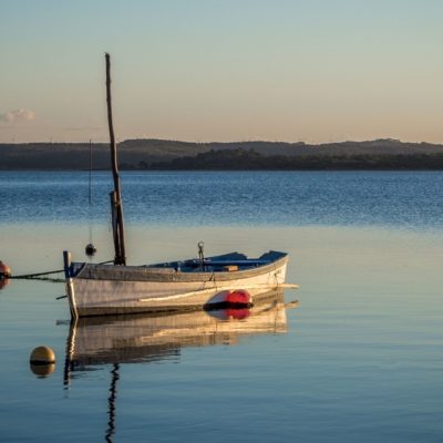 foto de barco de alumínio navegando