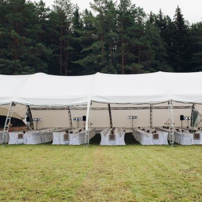 Lona para eventos utilizada em tenda para cobertura de evento ao ar livre com proteção contra sol e chuva