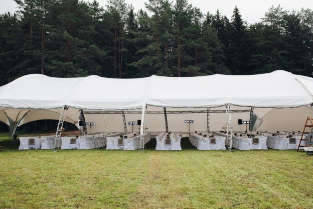 Lona para eventos utilizada em tenda para cobertura de evento ao ar livre com proteção contra sol e chuva