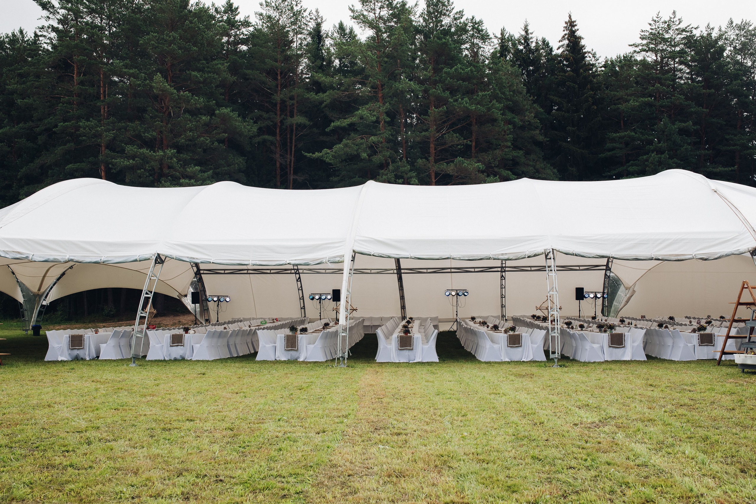 Lona para eventos utilizada em tenda para cobertura de evento ao ar livre com proteção contra sol e chuva